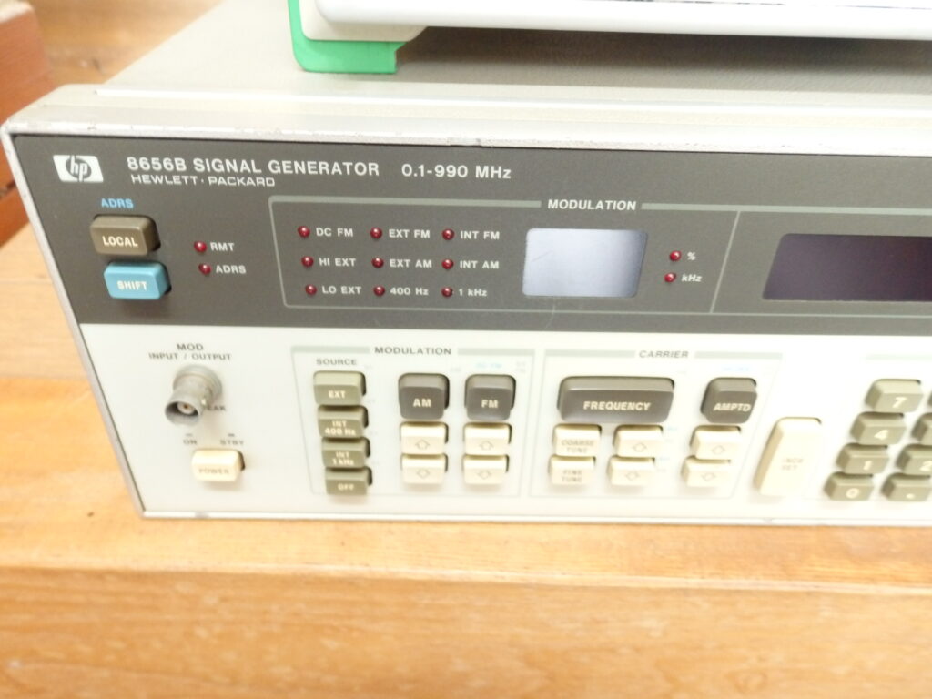 Signal Generator： HP8656B